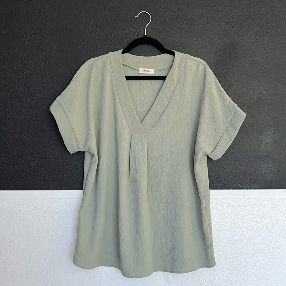 Adora sea foam vneck tunic short sleeve blouse size large